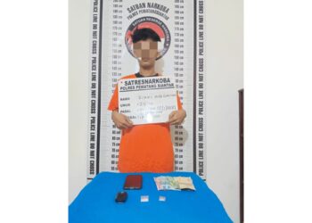 Tersangka RH beserta barang bukti diamankan di Sat Resnarkoba Polres Pematangsiantar