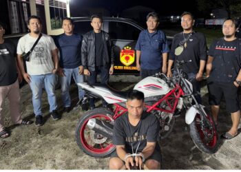 Pelaku Curat, Andi Putra Sipayung diapit Kanit Jatanras IPDA Gagas Dewanta Aji, S.Tr.K dan Tim