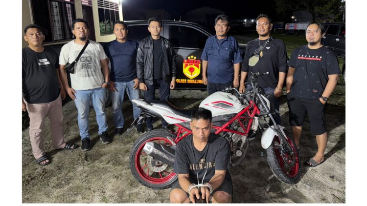 Pelaku Curat, Andi Putra Sipayung diapit Kanit Jatanras IPDA Gagas Dewanta Aji, S.Tr.K dan Tim