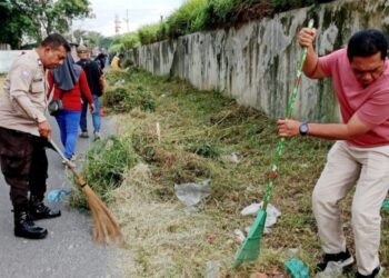 Bhabinkamtibmas Kelurahan Dwikora AIPTU Alexander bersama ASN Kelurahan Dwikora melaksanakan kerja bakti