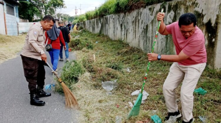 Bhabinkamtibmas Kelurahan Dwikora AIPTU Alexander bersama ASN Kelurahan Dwikora melaksanakan kerja bakti