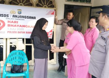 Polres Tanjungbalai dan Bhayangkari Salurkan Bansos ke Warakawuri dan  Purnawirawan