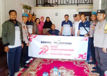 Polres Tanjung Balai Anjangsana ke rumah Personil Sakit Menahun Sambut HUT Bhayangkara ke 79