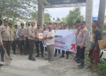 Polsek Datuk Bandar Aksi Bersihkan Makam dan Salurkan Bansos Sambut HUT Bhayangkara ke 79