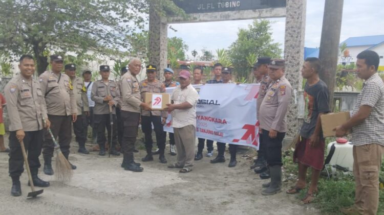 Polsek Datuk Bandar Aksi Bersihkan Makam dan Salurkan Bansos Sambut HUT Bhayangkara ke 79