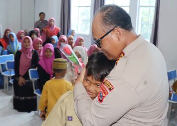 Kapolrestabes Medan, Kombes Pol. Dr. Gidion Arif dan jajaran baksos di Panti Asuhan Putri Aisyiyah. (Foto Ist)