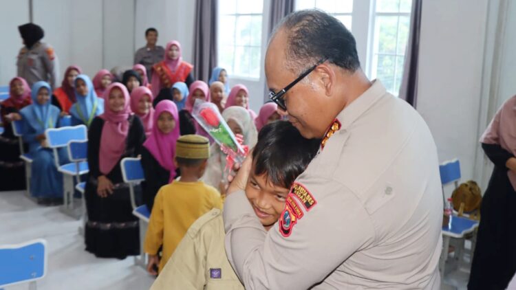 Kapolrestabes Medan, Kombes Pol. Dr. Gidion Arif dan jajaran baksos di Panti Asuhan Putri Aisyiyah. (Foto Ist)