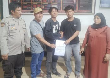 Personil piket SPKT dan Bhabinkamtibmas menyelesaikan perkara dugaan penganiayaan di Jalan HOS Cokro Aminoto