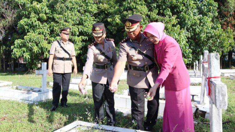 Kapolres Pematangsiantar AKBP Sah Udur T.M. Sitinjak SH. SIK. MH dan Kapolres Simalungun AKBP Marganda Aritonang S.H. S.I.K. M.M saat Tabur Bunga di TMP Nagur