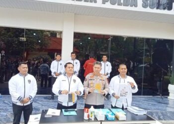 Kabid Humas, Polda Sumut, Kombes Pol Ferry Walintukan didampingi Direktur Siber, Kombes Pol Doni S Sembiring kepada wartawan saat paparan penangkapan host prostitusi online. (Foto Ist)