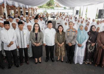 Wali Kota Pematangsiantar Wesly Silalahi SH MKn dan Ny Liswati bersama Forkopimda Plus tepung tawar jamaah haji Kota Pematangsiantar, di Pendopo Rumah Dinas Wali Kota