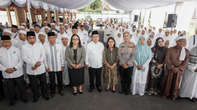 Wali Kota Pematangsiantar Wesly Silalahi SH MKn dan Ny Liswati bersama Forkopimda Plus tepung tawar jamaah haji Kota Pematangsiantar, di Pendopo Rumah Dinas Wali Kota