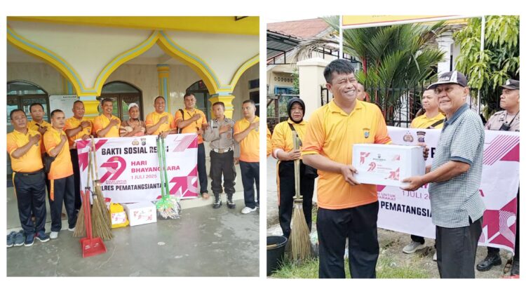Kabag Sumber Daya Manusia (SDM) AKP Maralidang Harahap berikan bantuan peralatan kebersihan di Mesjid Nurul Iman dan Kapolsek Siantar Selatan IPTU Priston Simbolon SH di Gereja GBIJalan Narumonda