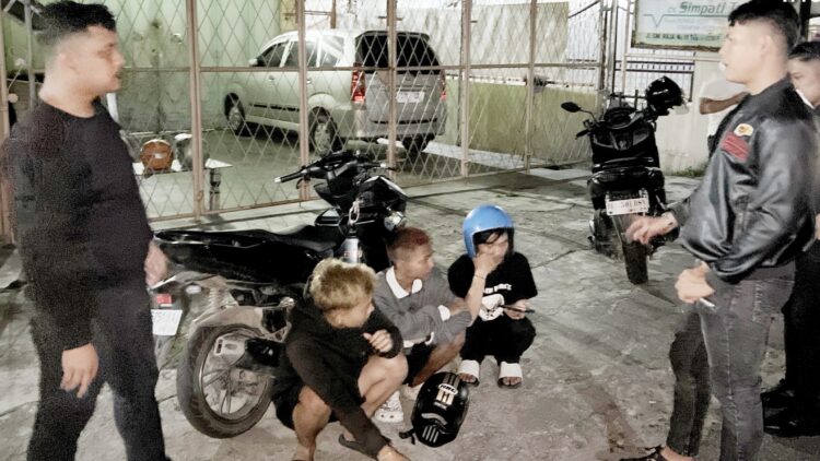 Timsus Dayok Mirah saat berikan pembinaan kepada tiga remaja yang diamankan tawuran