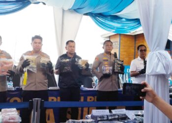 Direktur Reserse Narkoba Polda Sumut Kombes Pol Jean Calvijn Simanjuntak, didampingi Kabid Humas Kombes Pol Ferry Walintukan pimpin Konfrensi Pers di Polairud Polres Tanjungbalai