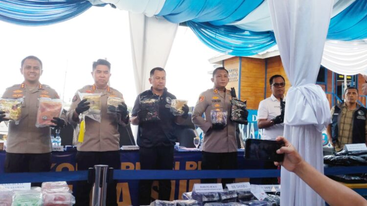 Direktur Reserse Narkoba Polda Sumut Kombes Pol Jean Calvijn Simanjuntak, didampingi Kabid Humas Kombes Pol Ferry Walintukan pimpin Konfrensi Pers di Polairud Polres Tanjungbalai