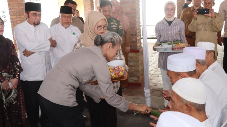 Kapolres Pematangsiantar AKBP Sah Udur T.M. Sitinjak SH. SIK. MH menghadiri kegiatan Tepung Tawar Pemulangan Jamaah Haji/Hajjah Kota Pematangsiantar Tahun 1446 H/2025 M