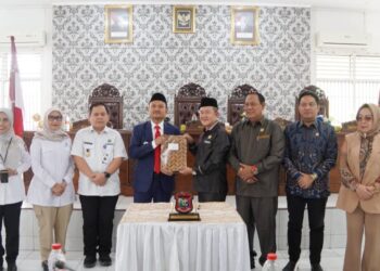 Wali Kota Tanjungbalai, Mahyaruddin Salim bersama Ketua DPRD Tengku Eswin menandatangani naskah hibah tanah kepada Balai POM dan BNNK Tanjungbalai