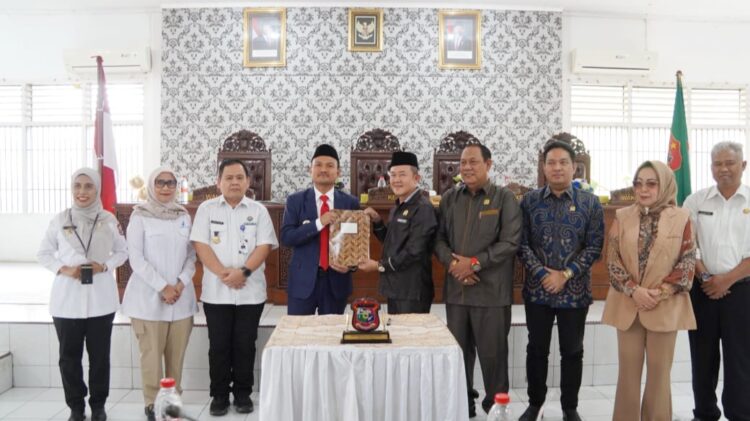 Wali Kota Tanjungbalai, Mahyaruddin Salim bersama Ketua DPRD Tengku Eswin menandatangani naskah hibah tanah kepada Balai POM dan BNNK Tanjungbalai
