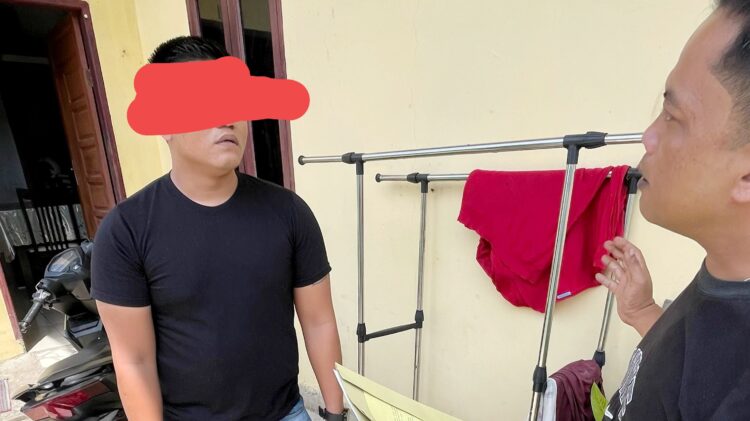 Terduga pelaku HS saat ditangkap Kanit Jatanras Sat Reskrim IPDA Ricardo Rajagukguk S.Sos bersama Tim Opsnal