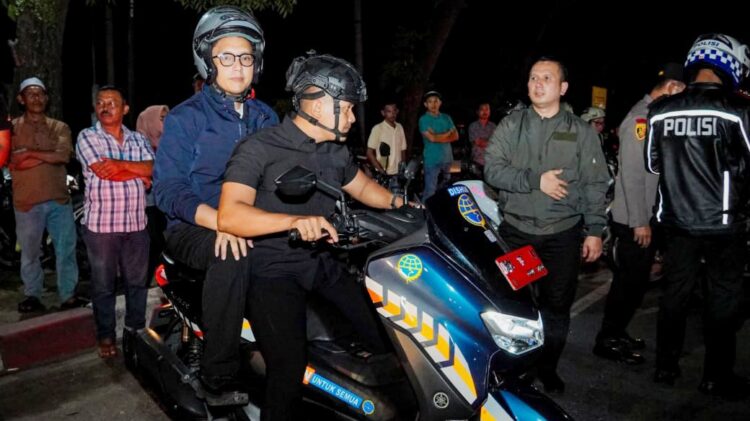 Wali Kota Medan Rico Tri Putra Bayu Waas melakukan patroli malam bersama Polrestabes Medan. (Foto Ist)
