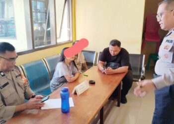 PSL alias Putri dan FM diinterogasi KBO Sat Samapta IPTU Pitra Jaya SP. SH diruangan SPKT Polres Pematangsiantar