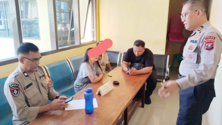 PSL alias Putri dan FM diinterogasi KBO Sat Samapta IPTU Pitra Jaya SP. SH diruangan SPKT Polres Pematangsiantar