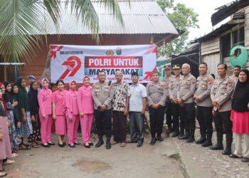 Kapolres Tanjungbalai, AKBP Yon Edi Winara, SH, SIK, MH, memimpin gunting pita serah terima rumah yang dibedah kepada Bapak Mukhtar Khairi Siregar
