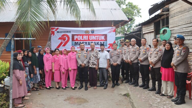 Kapolres Tanjungbalai, AKBP Yon Edi Winara, SH, SIK, MH, memimpin gunting pita serah terima rumah yang dibedah kepada Bapak Mukhtar Khairi Siregar