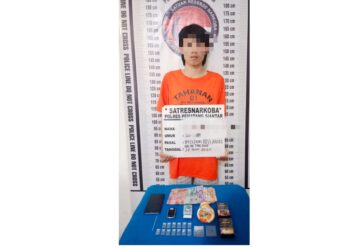 Tersangka N.I. alias Aril dan barang bukti