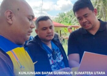 Gubernur Sumut, Muhammad Bobby Afif Nasution, Kadis PUPR Sumut Topan Ginting dan Pejabat Pembuat Komitmen (PPK), Rasuli Efendi Siregar saat meninjau jalan Sipiogot. (Foto Ist)