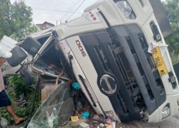 truk Trailer Hino 500 plat nopol BM 9796 QU terbalik saat di TKP