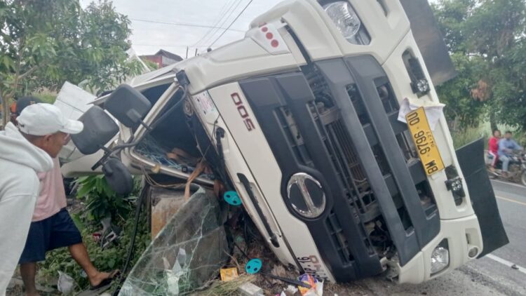 truk Trailer Hino 500 plat nopol BM 9796 QU terbalik saat di TKP