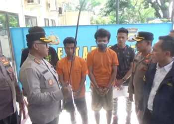 Kapolrestabes Medan, Kombes Pol Gidion Arif Setyawan didampingi Kapolsek Sunggal Kompol Bambang G Hutabarat saat paparan kasus begal di Jln PDAM Tirtanadi. (Foto Ist)