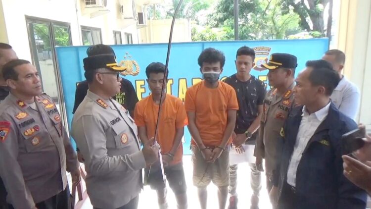 Kapolrestabes Medan, Kombes Pol Gidion Arif Setyawan didampingi Kapolsek Sunggal Kompol Bambang G Hutabarat saat paparan kasus begal di Jln PDAM Tirtanadi. (Foto Ist)