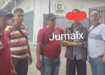 Terduga Pelaku B saat ditangkap Kanit Jatanras IPDA Ricardo Rajagukguk S.Sos dan Tim