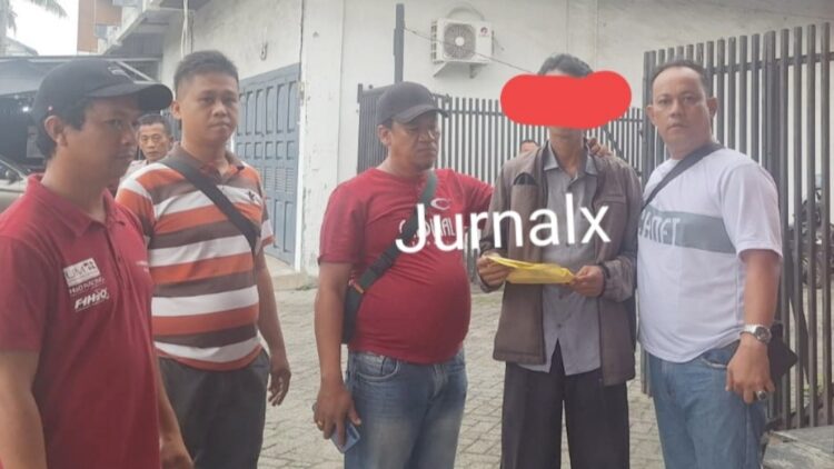Terduga Pelaku B saat ditangkap Kanit Jatanras IPDA Ricardo Rajagukguk S.Sos dan Tim