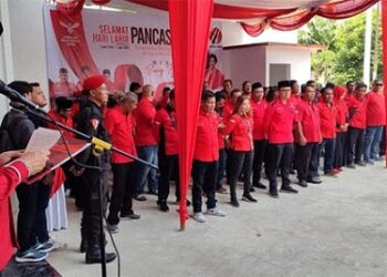 Ketua DPC PDIP Kota Medan Hasyim Wijaya SE memimpin upacara peringatan Hari Lahir Pancasila di Kantor DPC PDIP Kota Medan (Foto Ist)