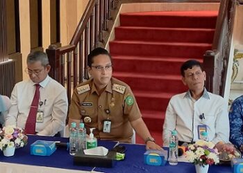 Wali Kota Medan, Rico Waas dan Kepala BNNP Sumut, Brigjen Pol Toga Habinsaran Panjaitan memberikan keterangan terkait Camat dan Lurah yang terindikasi memakai narkoba. (Foto Ist)