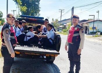 Personil Sat Samapta memberikan bantuan angkutan pulang kepada anak-anak SMP Teladan