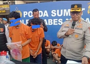 Dua remaja berinisial AF (18) dan NR (18) yang merupakan pelaku pembunuhan Rusti alias Yana dihadirkan Kapolrestabes Medan, Kombes Gidion Arif Setyawan saat paparan. (Foto Ist)
