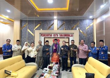 Wakil Wali Kota Tanjungbalai, Muhammad Fadly Abdina menyambut kunjungan kerja rombongan Bamus DPRD Provinsi Sumut dipimpin Wagirin Amran