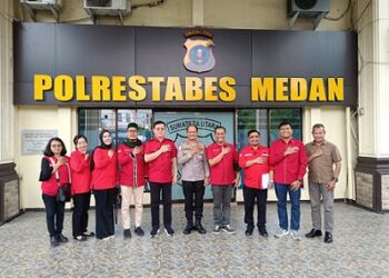 Ketua DPC PDI Perjuangan, Hasyim SE bersama sejumlah kader photo bersama Wakapolrestabes Medan AKBP Rudi Silaen Kasat Reskrim AKBP Bayu Putro Wijayanto dan Kasat Intel AKBP Masana Sembiring usai melaporkan Budi Arie. (Foto Ist)