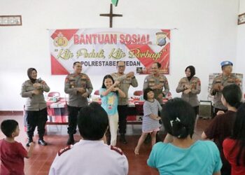 Kapolrestabes Medan Kombes Pol. Gidion Arif Setyawan mengunjungi Panti Asuhan Bala Keselamatan di Jalan Samanhudi, Medan Kota. (Foto Ist)