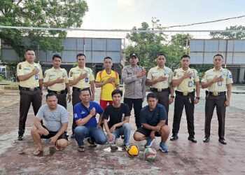 Ps. Kanit Binpolmas Aiptu Sahyadi  Damanik, Ps. Kanit Bintibsos Bripka Hermansah Putra dan Bhabinkamtibmas Kelurahan Siopat Suhu Bripka Pardamean Butar Butar menggelar olahraga bola volly bersama Satpam dan masyarakat
