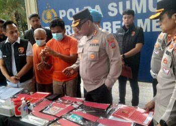Kapolrestabes Medan Kombes Pol Gidion Arif Setyawan saat paparan pengungkapan kasus SIM palsu di halaman Mapolrestabes Medan,dengan menghadirkan dua pelaku. (Foto Ist)
