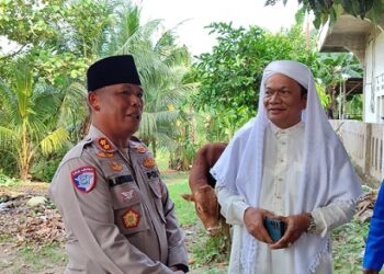Kapolres Simalungun AKBP Marganda Aritonang, S.H., S.I.K., M.M., menyerahkan hewan qurban kepada Pondok Pesantren Yayasan Dr Syekh Salman Daim Thariqat Naqsyabandiyah Al-Kholidiyah Jalaliyah