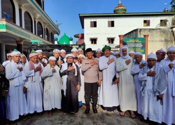 Kapolres Simalungun AKBP Marganda Aritonang, S.H. S.I.K. M.M menyerahkan hewan kurban kepada Pondok Persulukan Serambi Babussalam Simalungun Al-Arif Billah Syekh Abdurrahman Rajaguguk Al Khaliy Naqsyabandi Qs