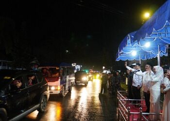 Wali Kota Tanjungbalai Mahyaruddin Salim didampingi Ketua TP-PKK Ny Mashandayani Mahyaruddin bersama Wakil Wali Kota Muhammad Fadly Abdina serta Forkopimda melepas pawai takbir