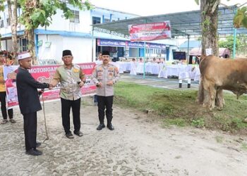 Kapolres Simalungun AKBP Marganda Aritonang, S.H., S.I.K., M.M., menggelar kegiatan penyerahan dan pemotongan hewan kurban